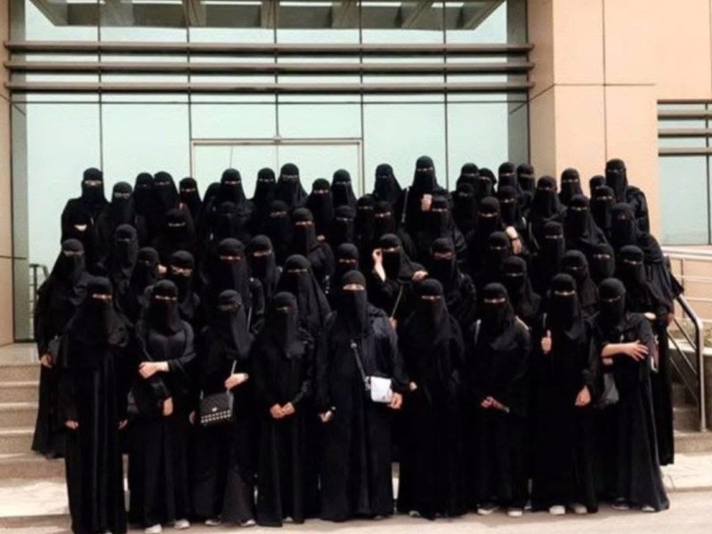 Between Visual Paradox and the Crisis of&nbsp;Identity